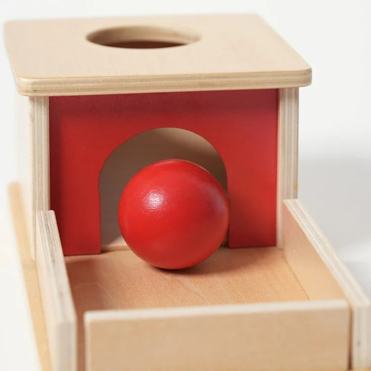 Boîte Montessori sur la permanence des objets