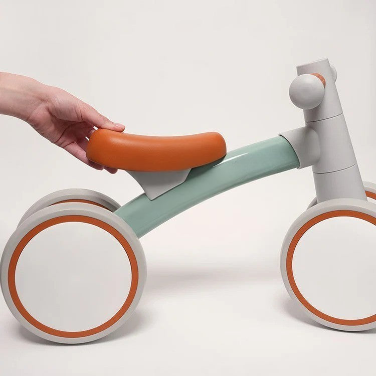 Vélo d'équilibre Montessori pour bébé