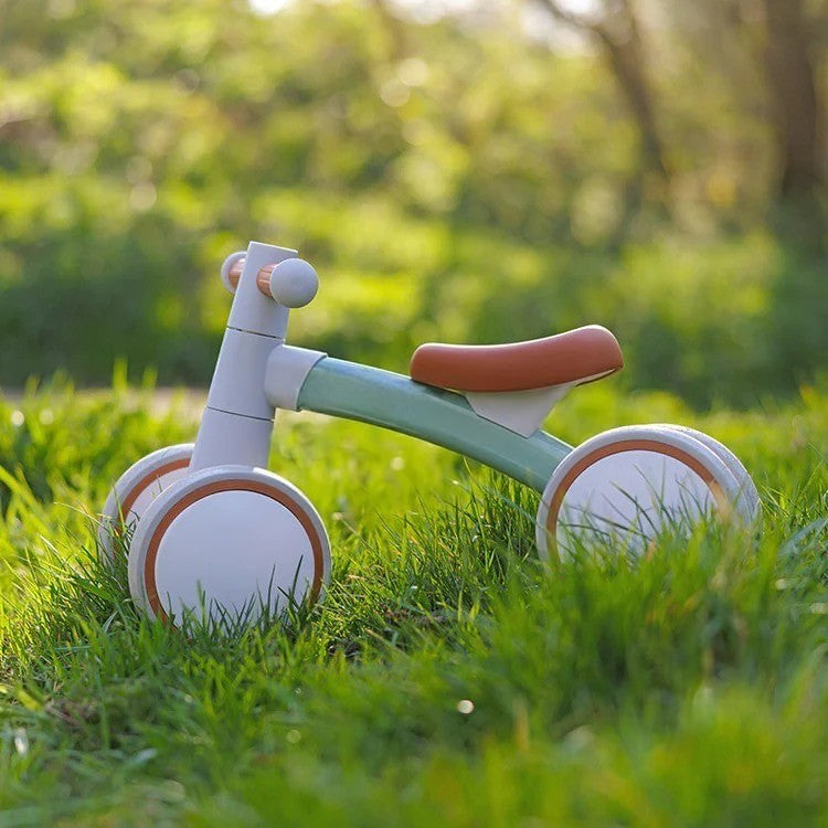 Vélo d'équilibre Montessori pour bébé