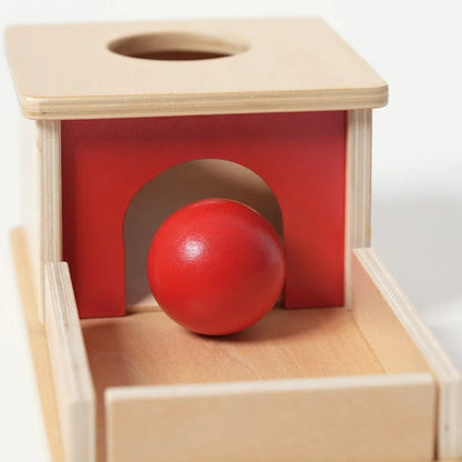 Boîte Montessori sur la permanence des objets