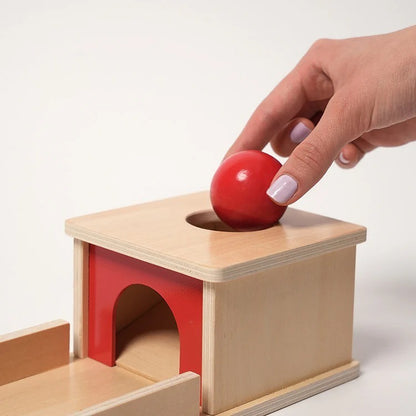 Boîte Montessori sur la permanence des objets