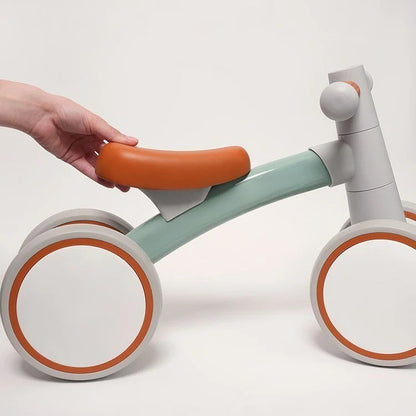 Vélo d'équilibre Montessori pour bébé