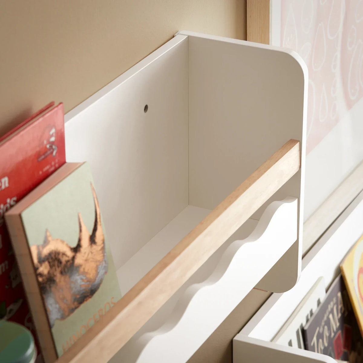 Étagère murale enfant bois blanc avec crochets Tilda Kids