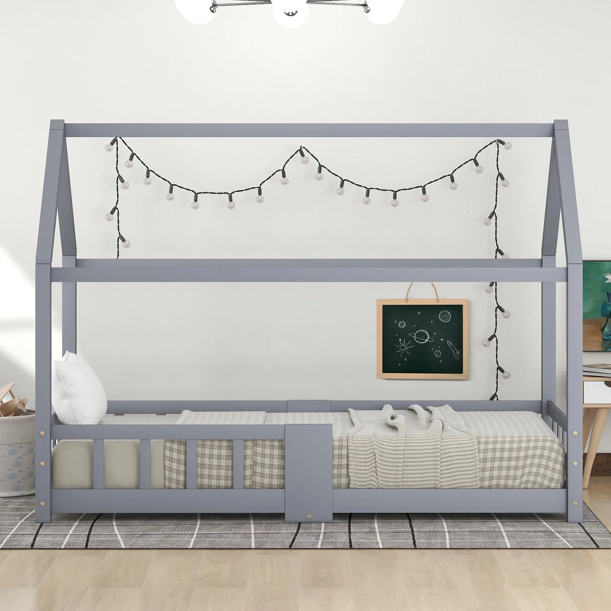 Lit cabane gris avec tableau et sommier à lattes Lilla Kids